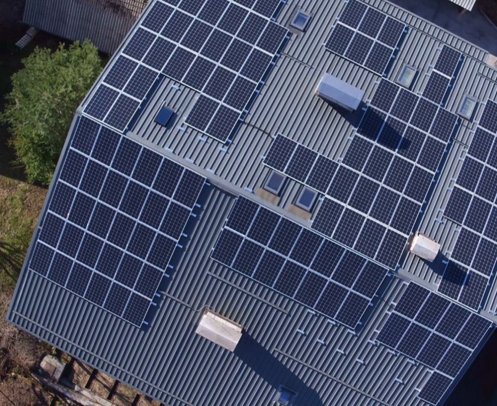 Prva skupnostna sončna elektrarna na bloku deluje na Jesenicah (video)